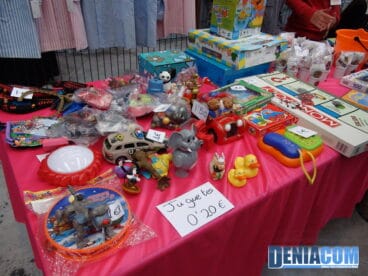 Juguetes a la venta en el mercadillo solidario de Llunàtics
