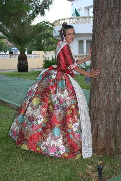 L'Espolí, vistiendo valencianas desde 2009 8 Marina Bertomeu vestida por LEspolí