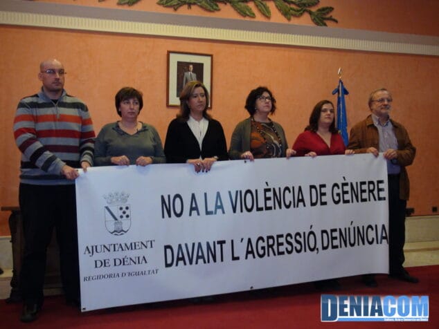 Minuto de silencio en mmoria de las víctimas de violencia de género