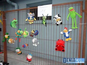 Peluches a la venta en el mercadillo solidario de Llunàtics