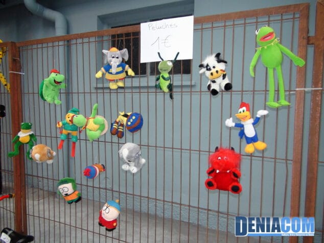 Peluches a la venta en el mercadillo solidario de Llunàtics
