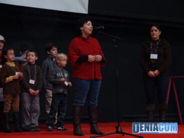 Representante de la Fundación Vicente Ferrer en el mercadillo solidario de Llunàtics