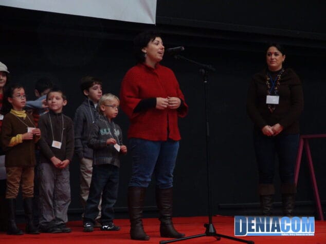 Representante de la Fundación Vicente Ferrer en el mercadillo solidario de Llunàtics