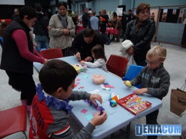 Taller de collares de flores en el mercado solidario de Llunàtics
