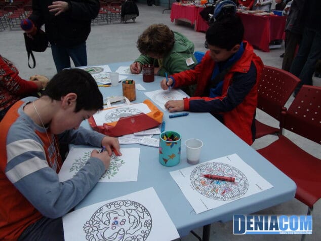 Taller de mandalas en el Mercadillo Solidario de Llunàtics