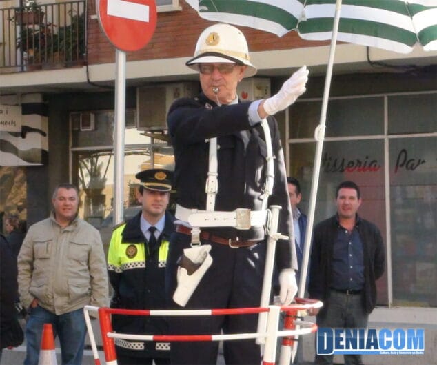 00 Pepe Torró dirige el tráfico en Dénia por una causa solidaria