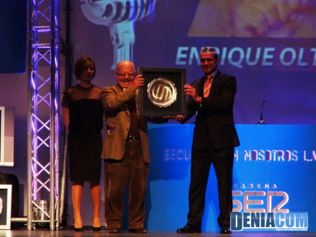 04 Fray Enrique Oltra recoge su premio Notable a la Cultura