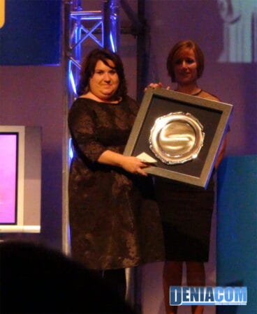 15 Marian Moltó recibe el premio Notable a la actividad Fallera