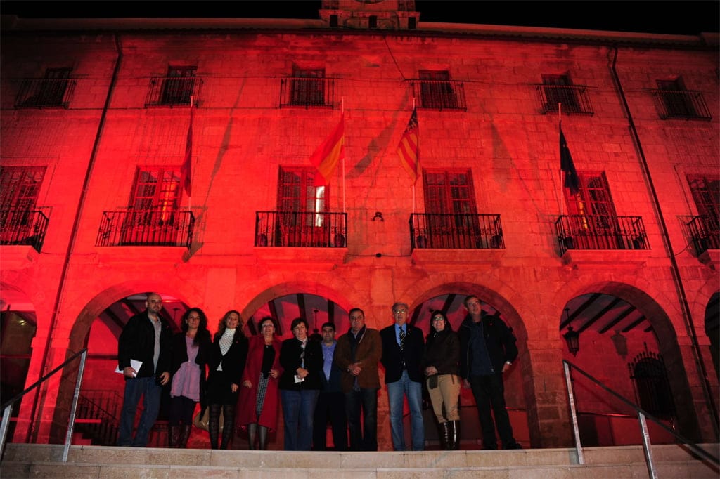 Dénia enciende la luz en favor de la lucha contra el sida Dénia enciende la luz en favor de la lucha contra el sida