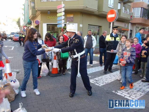 Pepe Torró entrega las donaciones de comida a los voluntarios de Juniors Dénia
