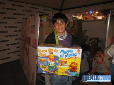 Un niño colabora con la campaña de recogida de Juguetes de Cruz Roja Dénia