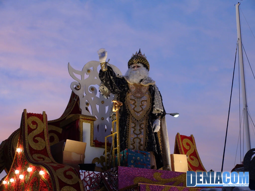 01 El Rey Melchor saluda desde su carroza antes de empezar la cabalgata