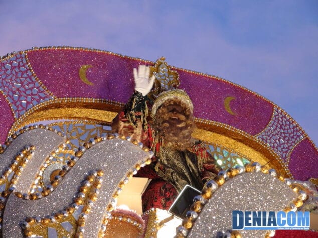 02 El Rey Gaspar saluda desde su carroza antes de empezar la cabalgata