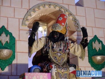 03 El Rey Baltasar saluda desde su carroza antes de empezar la cabalgata