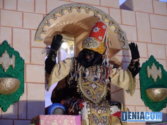 03 El Rey Baltasar saluda desde su carroza antes de empezar la cabalgata