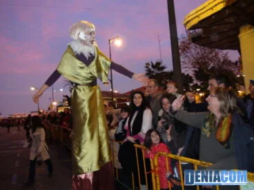 07 Un zancudo saluda al público en la cabalgata de Dénia