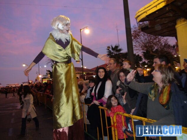 07 Un zancudo saluda al público en la cabalgata de Dénia
