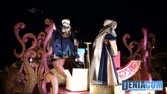 11 Los Pajes del Rey Melchor lanzan caramelos a los niños de Dénia