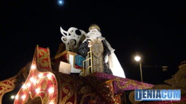 12 El Rey Melchor lanzando caramelos desde su Carroza