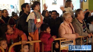 17 Niño vestido de Rey en la cabalgata de los Reyes Magos de Dénia