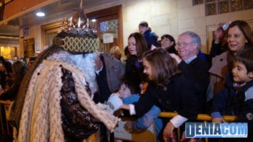 18 El Rey Melchor repartiendo caramelos entre el público