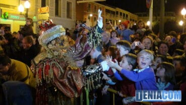 19 El Rey Gaspar repartiendo caramelos entre el público