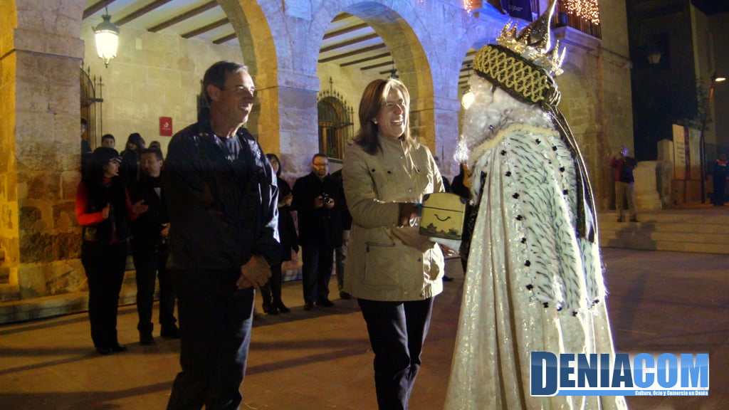 22 La alcaldesa de Dénia saluda a Melchor