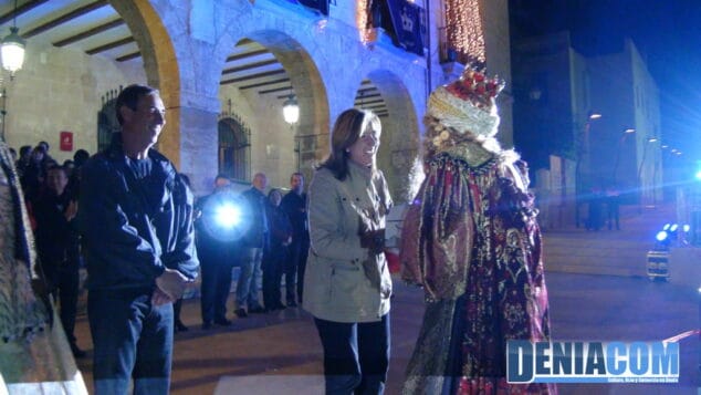 23 La alcaldesa de Dénia saluda a Gaspar