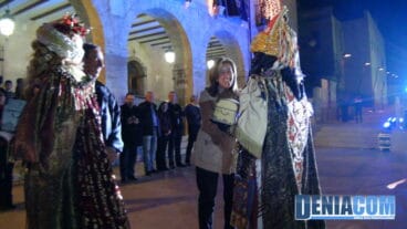 24 La alcaldesa de Dénia saluda a Baltasar