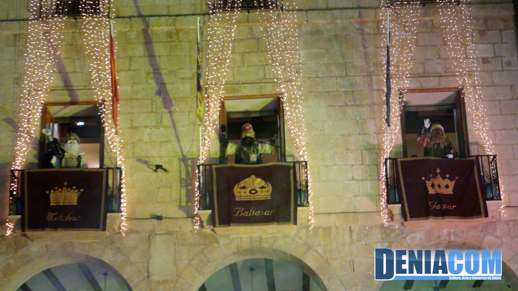 26 Los Reyes Magos saludan desde el balcón del Ayuntamiento de Dénia