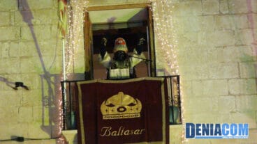 28 El Rey Baltasar saluda desde el balcón del Ayuntamiento de Dénia