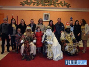 30 Los Reyes Magos rodeados por representantes del Ayuntamiento