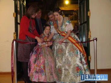 Anna Sobrecases y Ainhoa Flores inauguran la exposición de indumentaria fallera de Dénia