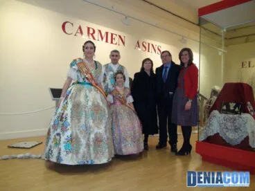 Carmen Asins y Alvaro Moliner en la exposición de indumentaria fallera de Dénia