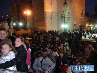 Cola para ver a los Carteros Reales en Dénia