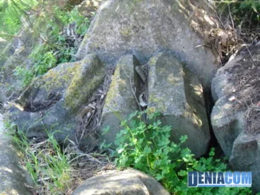 Detalle de los restos del monumento al Sagrado Corazón