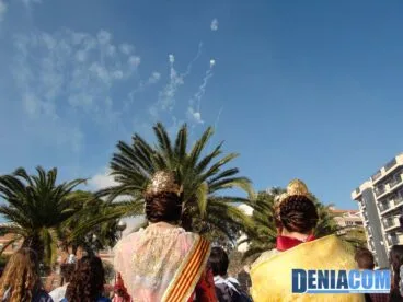 Falleras en la mascletà en honor a Salva Sivera