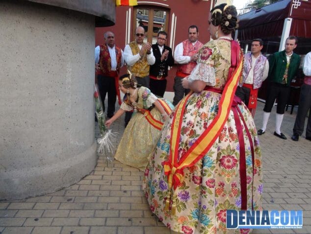 Malena Marquez coloca una rosa en homenaje a Salva Sivera