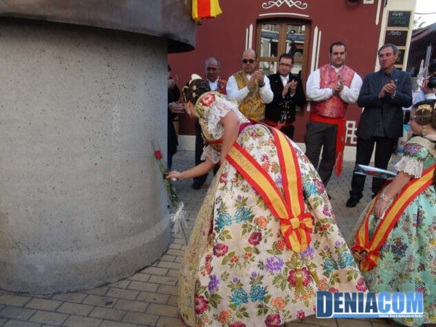 Mireia Reig coloca una rosa en homenaje a Salva Sivera
