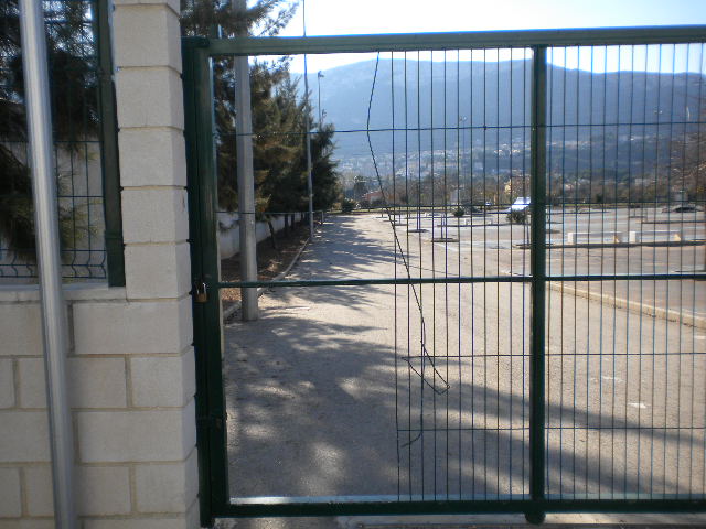Puerta forzada en la pista de madrigueres