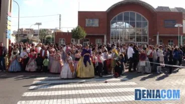 Público en la mascletà en honor a Salva Sivera