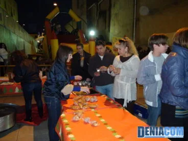 Reparto de Chocolate en la visita de los Carteros Reales