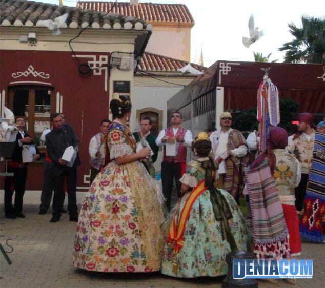 Suelta de palomas en el homenaje a Salva Sivera
