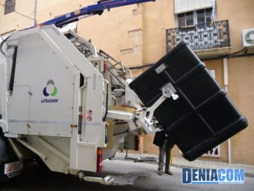 Trabajos de recogida de resíduos en la calle San José