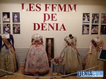 Trajes de Falleras Mayores de Dénia en la exposición de indumentaria valenciana de Dénia
