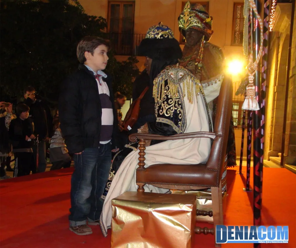 Un niño habla con el Cartero Real en Dénia