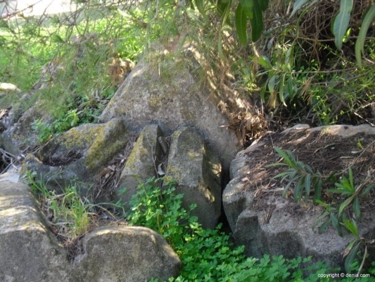 Detalle de los restos del monumento al Sagrado Corazón de Dénia