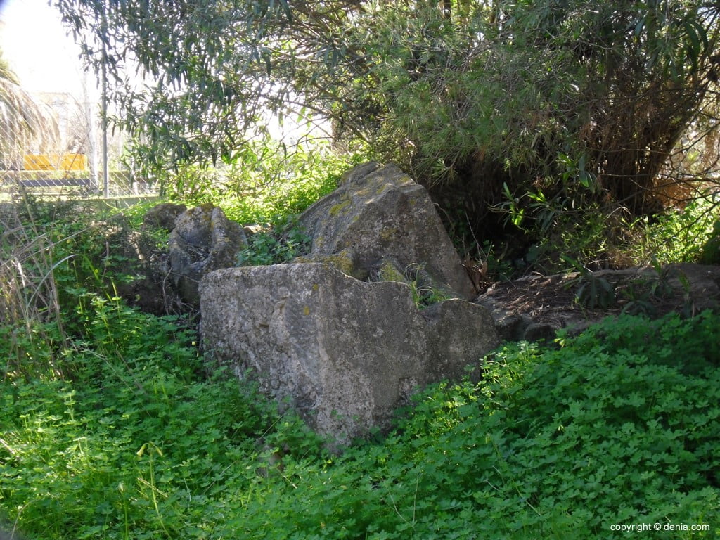 Piedras pertenecientes al monumento al Sagrado Corazón en Dénia