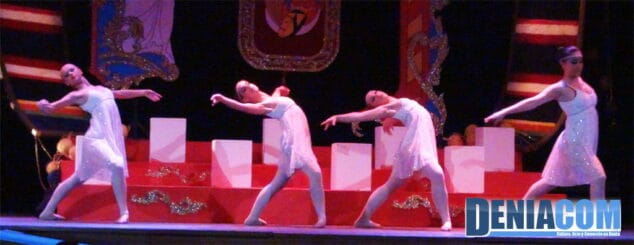 01 El ballet de Cuqui Ivars en la presentación de la Falla Darrere