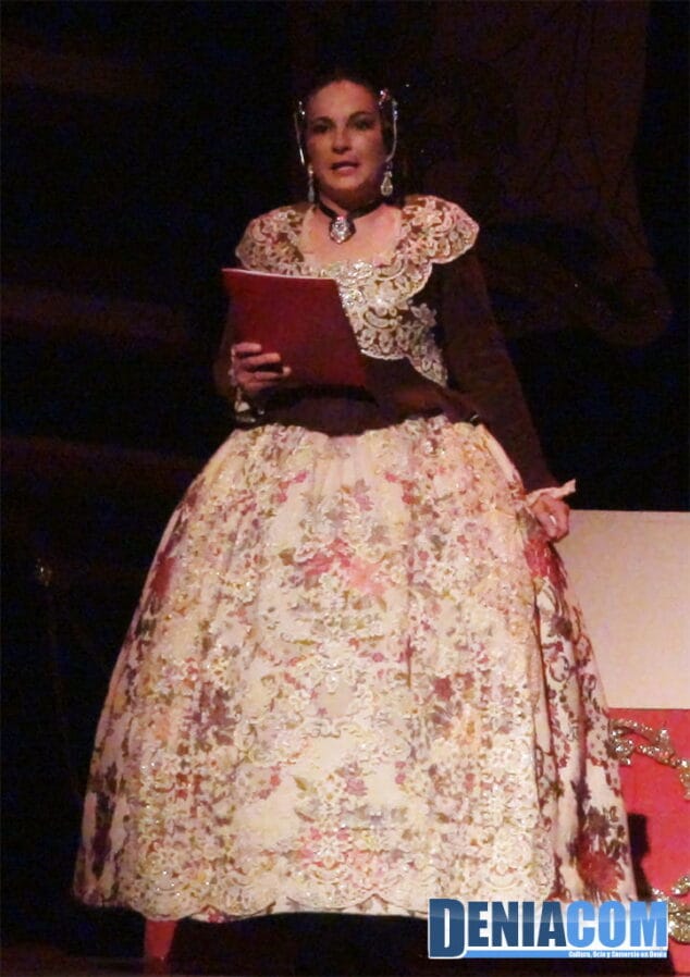 02 Presentadora de Darrere del Castell